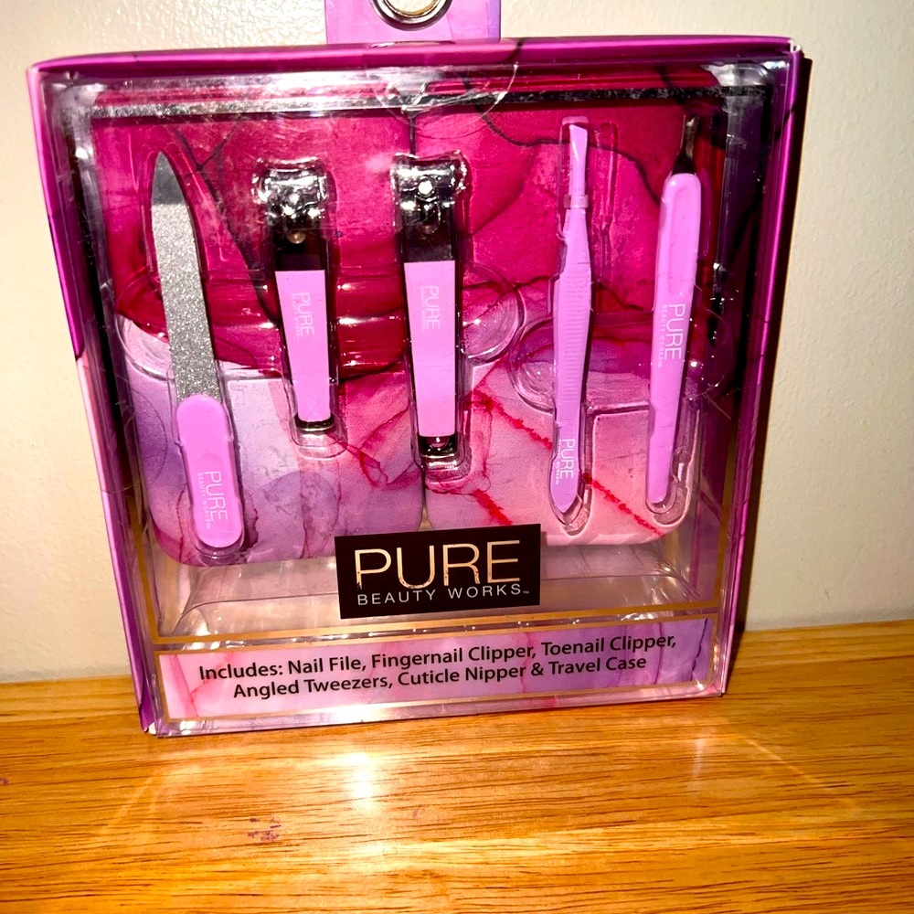 PURE 
BEAUTY WORKS
Travel Grooming Set